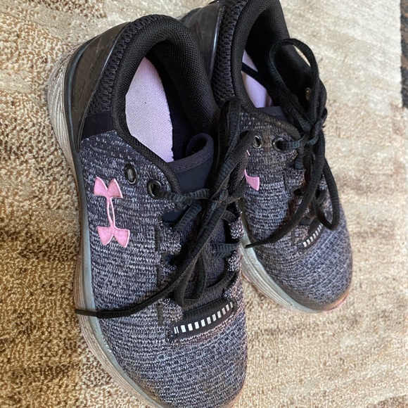 Under Armour girl runners size 3.5us - Picture 3 of 4